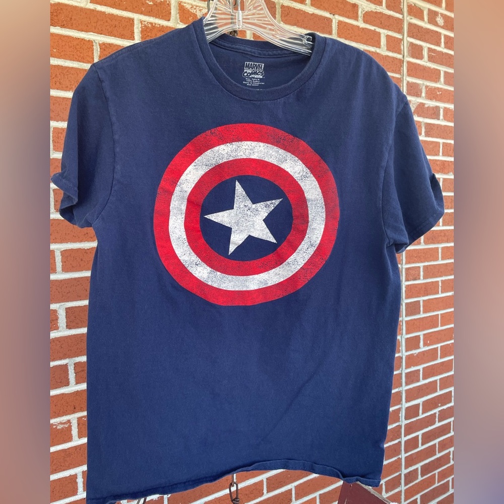 Marvel Navy Captain America tshirt. Distressed. Mens medium.